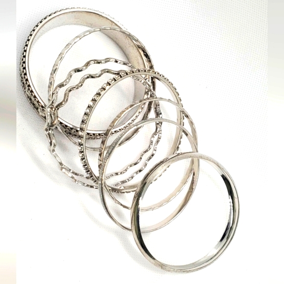Bracelets - Set of 8 Minimalist Silver Bracelet Set with High-Shine Finish. - Picture 3 of 7